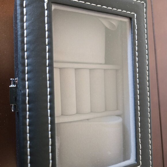 Faux leather jewelery case - Picture 3 of 5